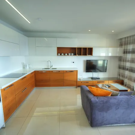 Large 3 Bedroom With Seafront Balcony Ddif1-5 *