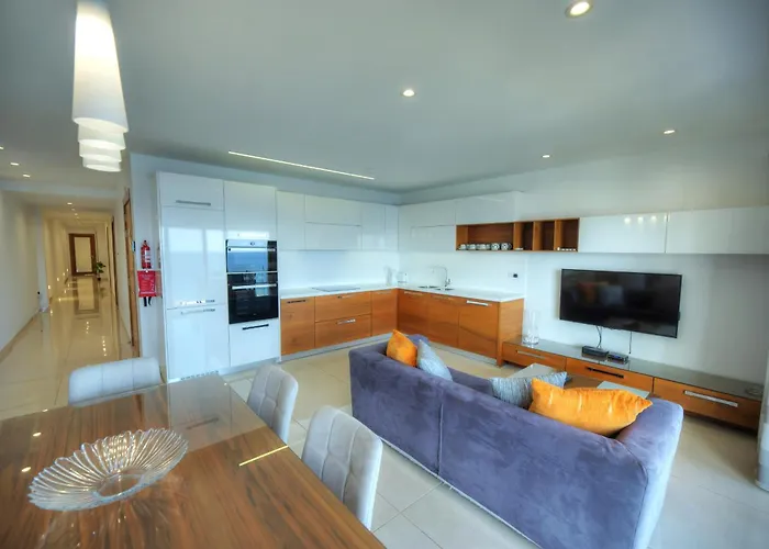 Lejlighed Large 3 Bedroom With Seafront Balcony Ddif1-5 *