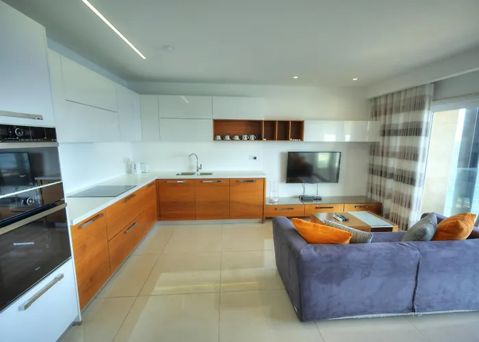 Large 3 Bedroom With Seafront Balcony Ddif1-5 *