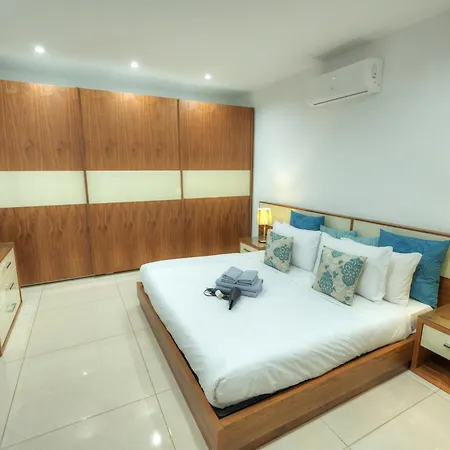 Apartmán Large 3 Bedroom With Seafront Balcony Ddif1-5